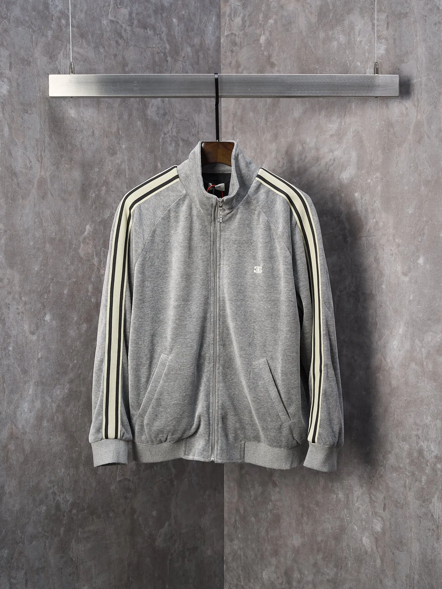 [Real auction] Celine/Celine gray fog velvet Arc de Triomphe embroidered suit zipper jacket [In Stock] S M L XL custom-made Yunrou twin velvet fog cotton sateen. Delicate and smooth, close to the skin like a cloud. The main tone is high-end gray. It is low-key and full of connotation. The iconic CELINE Arc de Triomphe embroidery wakes up on the gray fog velvet. It is fully recognizable. The contrasting ribbons are like shooting stars across the shoulders and arms. The metal zipper glows with cold light. The visual impact between movement and movement. The stand-up collar is cut with neat lines, both strong and soft. When taken apart, it is a style item. When worn together, it is an aura shirt. The suit is worry-free to wear. Use imported machine embroidery technology. Use advanced computer control system and precise mechanical components to realize the Arc de Triomphe embroidery operation. High precision. The lines are smooth and delicate. The fabrics have been washed and have a better hand feel. Not easy to deform, not easy to shrink, not easy to fade. Maintain long-term beauty and fit.